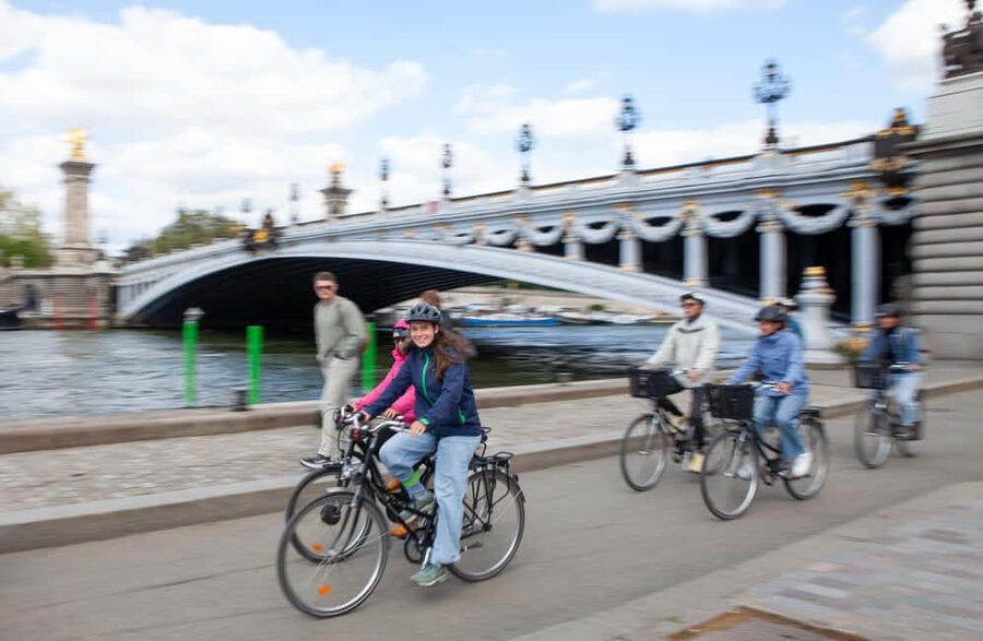 Paris: Guided Bike Tour of Must-See Sights - What the guide adds to the ride