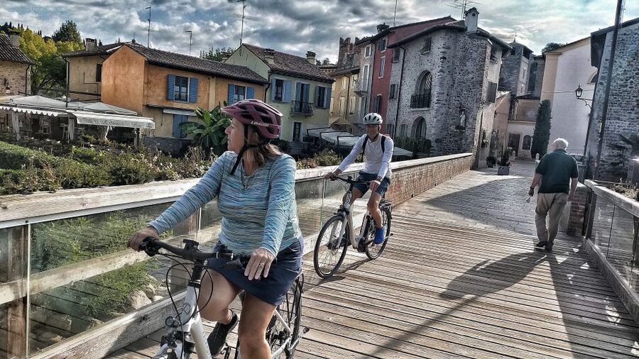 Peschiera del Garda: Lake Garda & Borghetto E-Bike Tour - Arriving in Borghetto sul Mincio