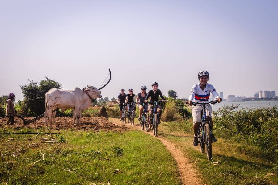 Phnom Penh: Mekong Islands & Silk Islands Guided Bike Tour - Learning how silk is made
