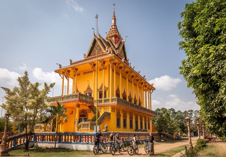 Phnom Penh: Mekong Islands & Silk Islands Guided Bike Tour - What makes the guides important