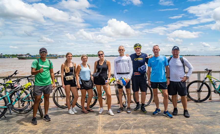 Phnom Penh: Mekong Islands Sunset Bike Tour include drinks - Sunset beside the Mekong