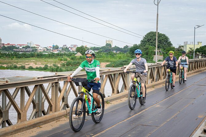 Phnom Penh Silk Island Bike Tour/ E-Bike or Tuk Tuk - Seeing silk made by hand