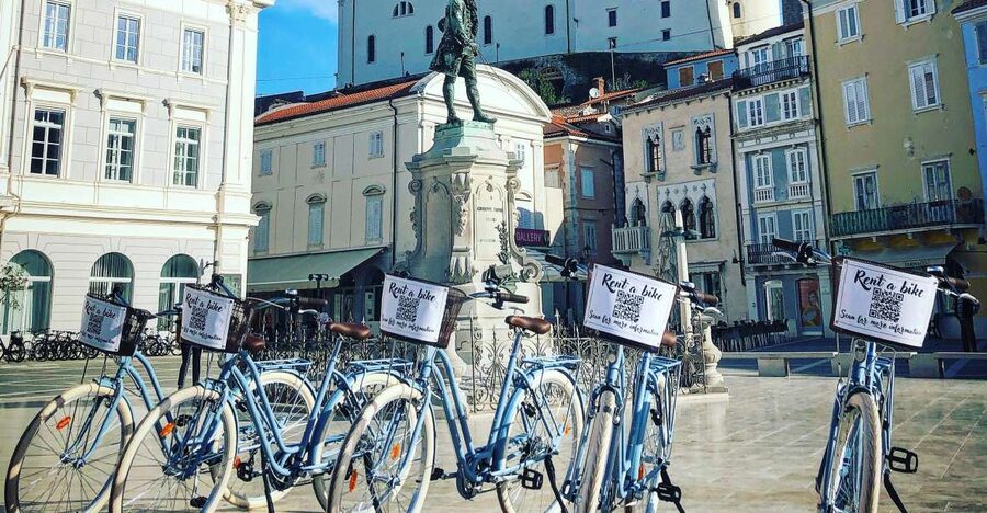 Piran: Bike Rental with Map, Helmet, Water bottle and Lock - Riding from Piran toward Portorož