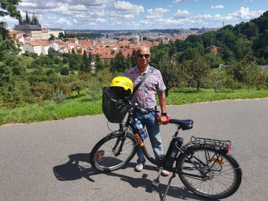 Prague: 3–Hour Communism and World War 2 E-Bike Tour - Guides, group size, and the value of personal explanation