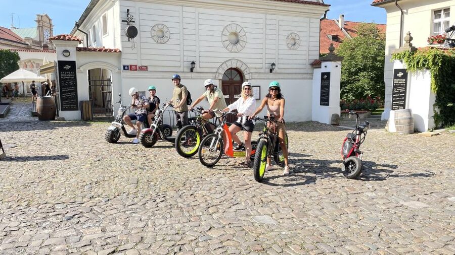 Prague: Highlights Tour on e-Scooter or eBike - What the guides add to the ride