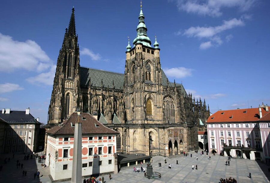 Prague: Stunning Viewpoints, Castle, City & Park Bike Tour - What the guiding is like