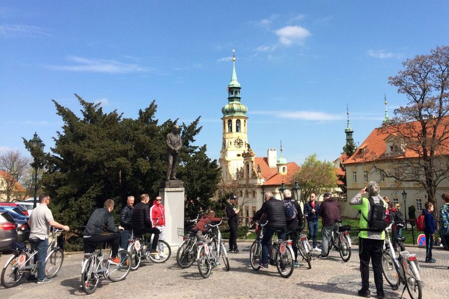 Prague: Stunning Viewpoints, Castle, City & Park E-Bike Tour - Reaching Prague Castle and the Royal Gardens