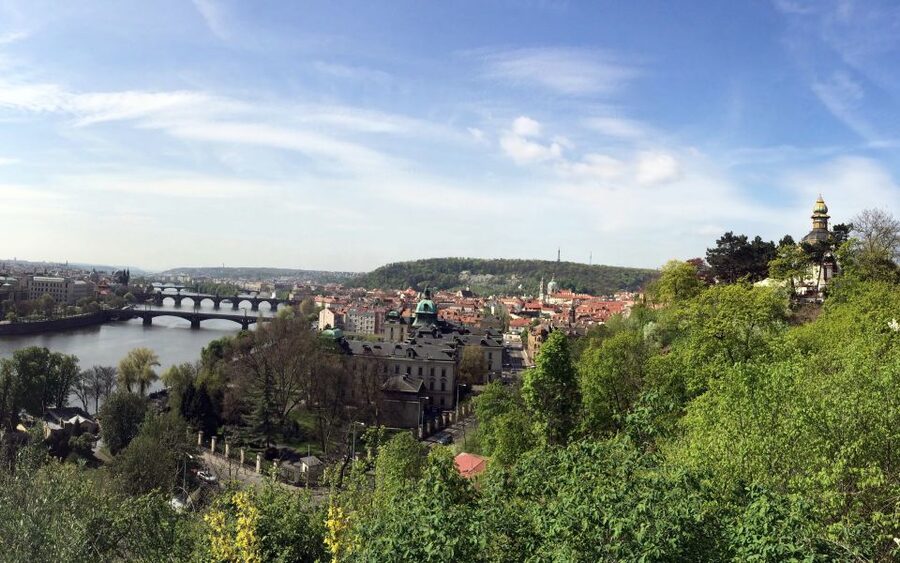 Prague: Stunning Viewpoints, Castle, City & Park E-Bike Tour - A pause around Kampa Island