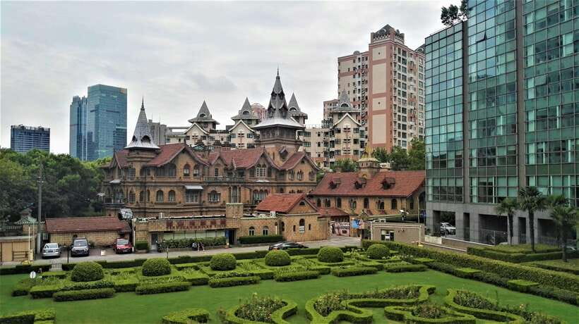 Private 3 hour bike tour with coffee break - The first 90 minutes, old Shanghai and modern views