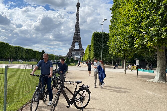 Private Paris E-bike city highlights tour - The Louvre from the saddle