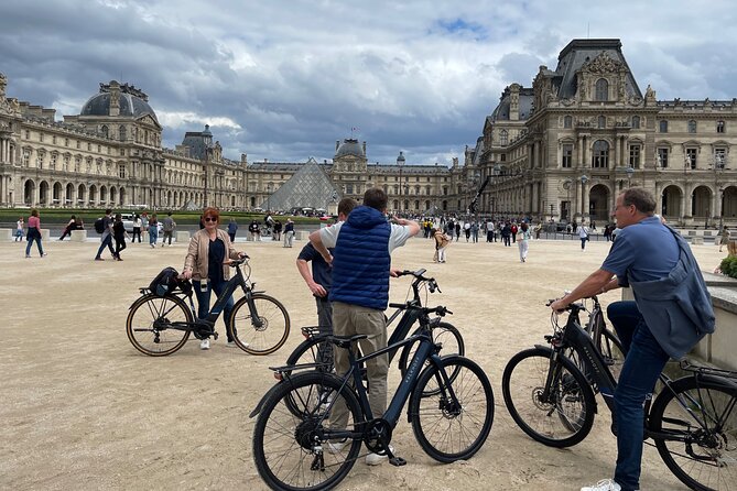 Private Paris E-bike city highlights tour - The Eiffel Tower finish