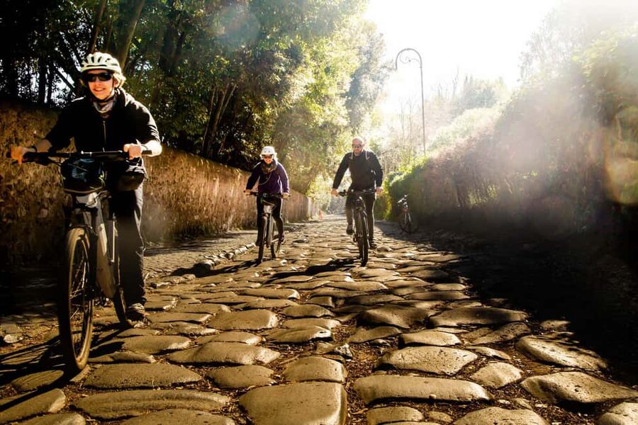 Roma: DELUXE Appian Way Bike Tour, Catacombs Visit & Lunch - Porta San Sebastiano and the first stretch