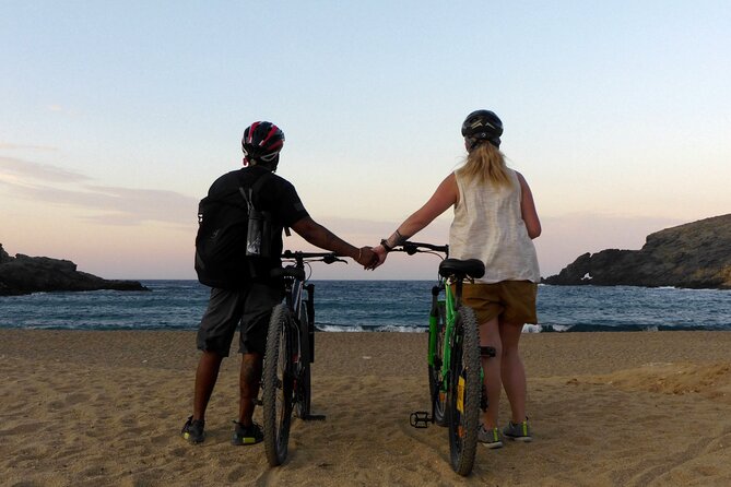 Romantic Cycling Tour with Private Picnic at the beach - Food, drinks, and small comforts