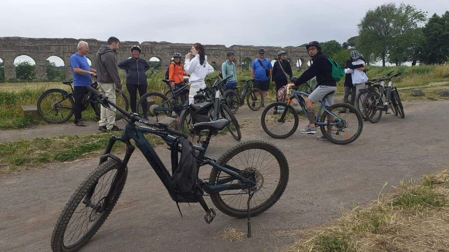 Rome: Appian Way E-Bike Tour Catacombs, Aqueducts & Picnic - A picnic by the spring at Egeria