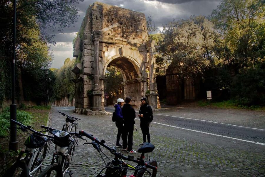 Rome: Appian Way Underground Catacombs Bike Tour with Lunch - Porta San Sebastiano and the Aurelian Walls
