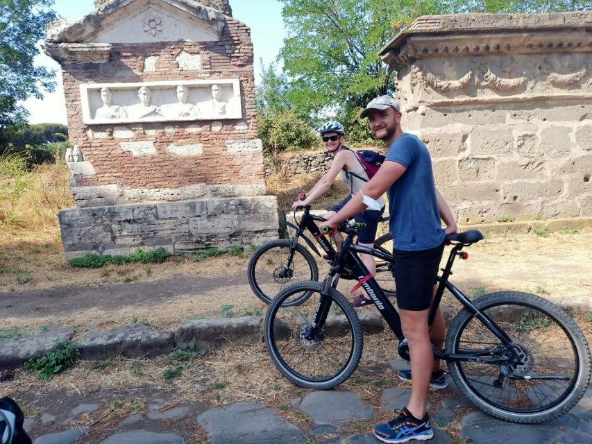 Rome: Bike Rental 4-hours - Riding toward the Colosseum and Roman Forum