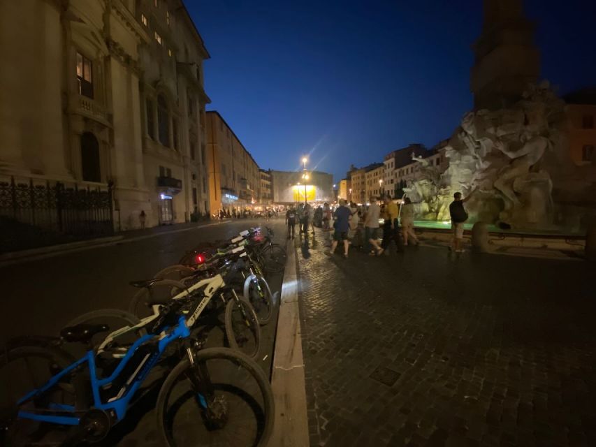 Rome :guided night e-bike tour with typical ice-cream - Finishing beside the Colosseum and Roman Forum