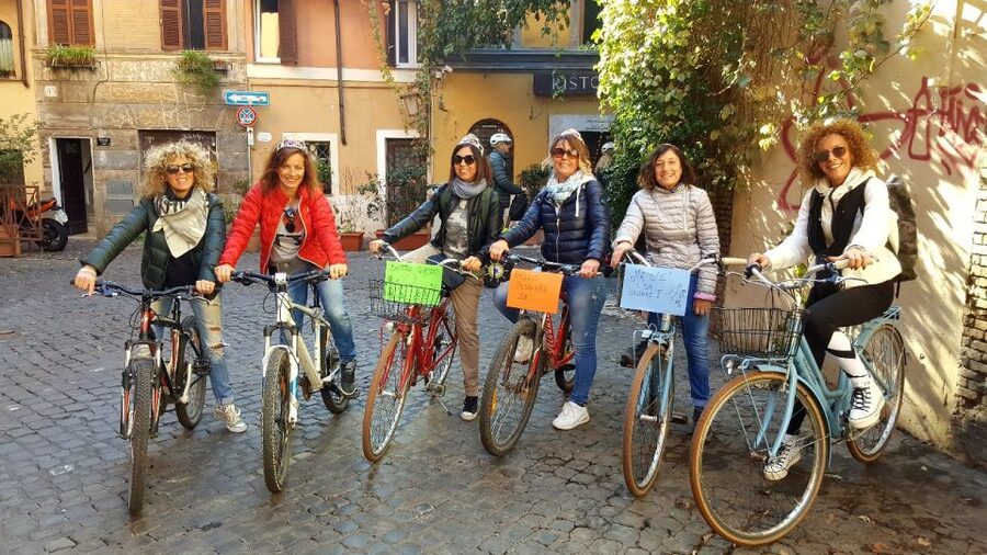Rome: Monuments and Belvederes Bike Tour - Guides, languages, and the feel of the tour