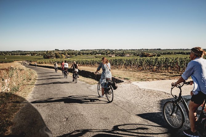 Saint-Emilion Electric Bike Day Tour with Wine Tastings & Lunch - Picking up the bikes in Saint-Émilion