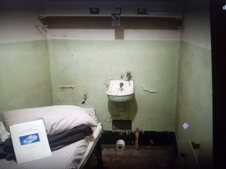San Francisco: Alcatraz Island Tour with 1 Hour Bike Rental - Inside the cellhouse, the audio tour does the talking