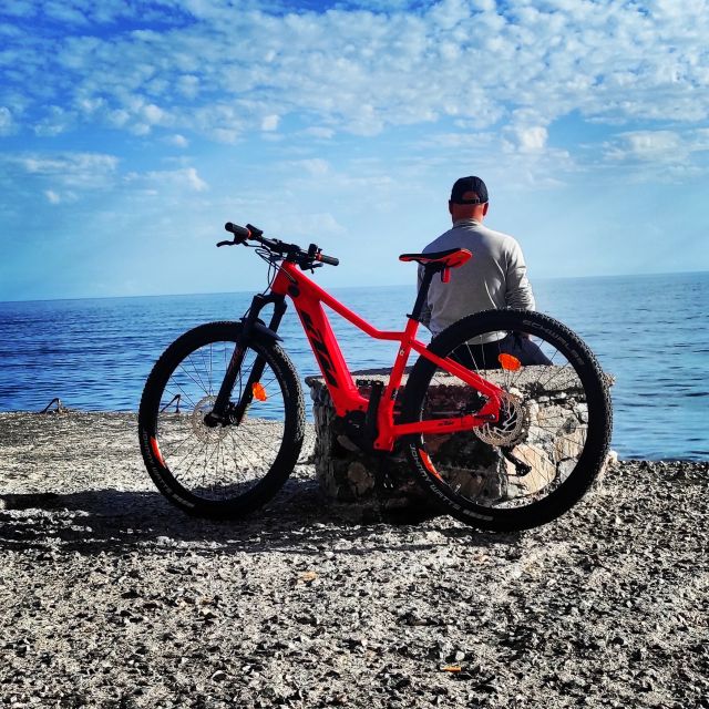 Santorini e-bike guided tours - Perissa: the ride begins by the coast