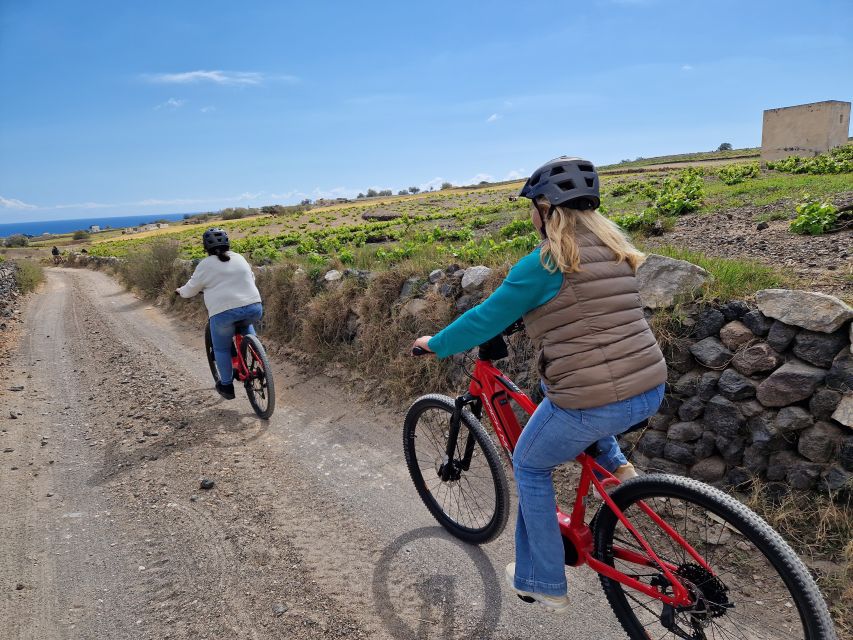 Santorini: E-bike tour experience - A break in Megalochori before the caldera climb