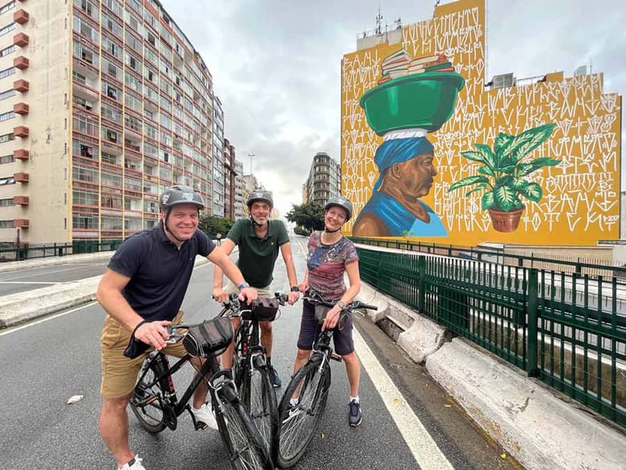 São Paulo: Downtown Historical Bike Tour - Copan Building and the modern center