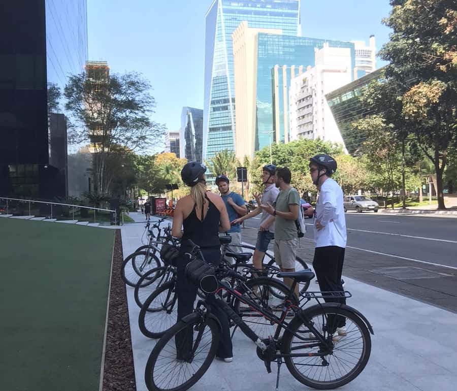 São Paulo: Street Art Bike Tour - What the guide adds to the experience