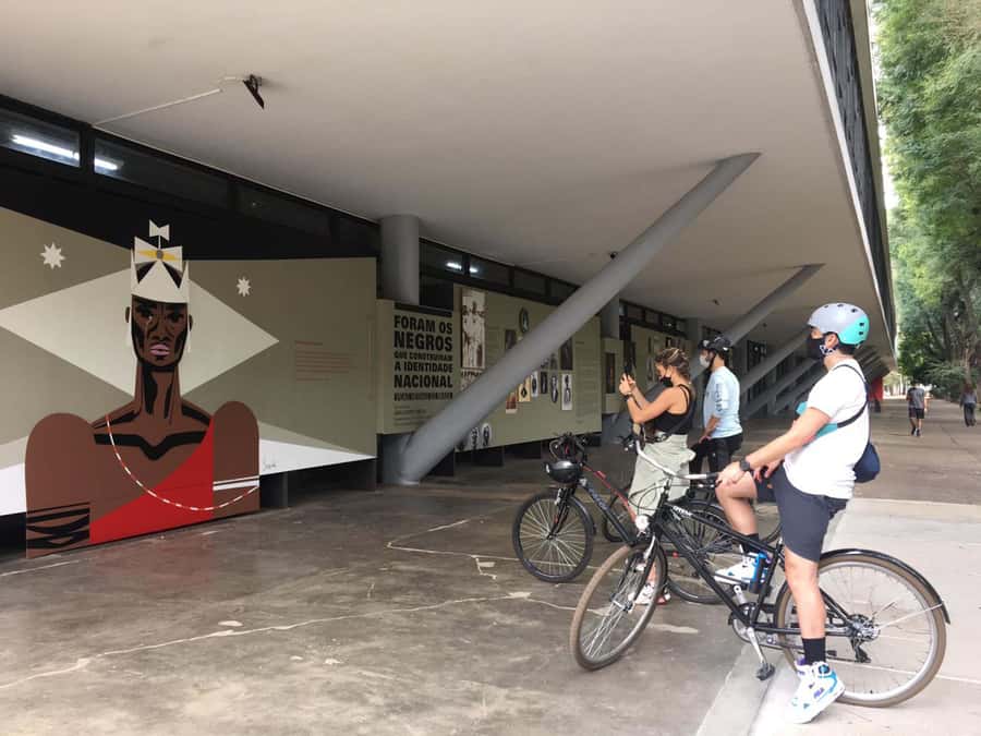 São Paulo: Street Art Bike Tour - Casa das Rosas offers a calmer pause