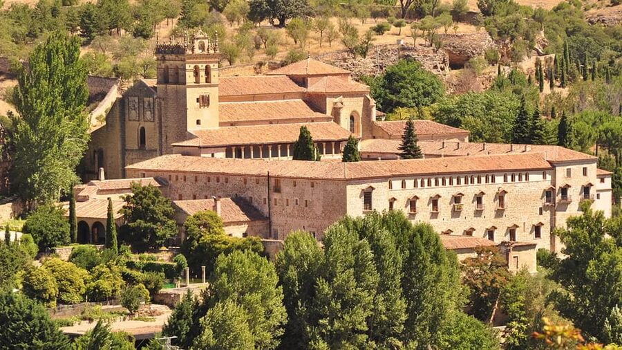 Segovia: guided route on an electric bicycle (ebike) - Entering the Jewish Quarter
