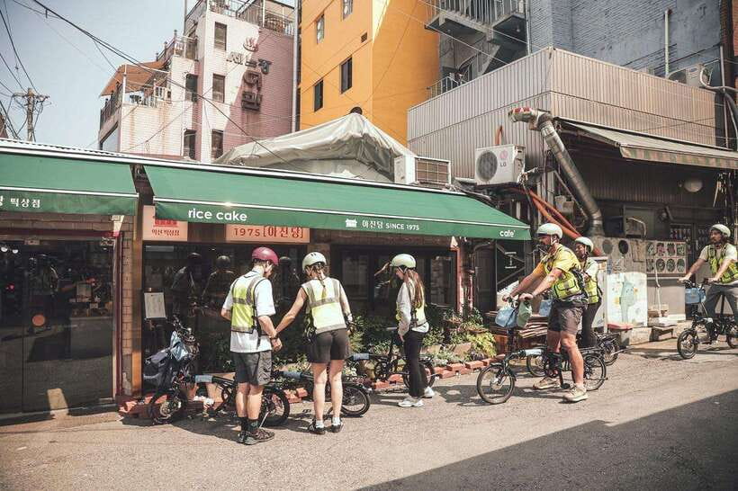 Seoul: Afternoon Ebike tour and "Happy Hour" food and drinks - Cheonggyecheon and Berlin Square