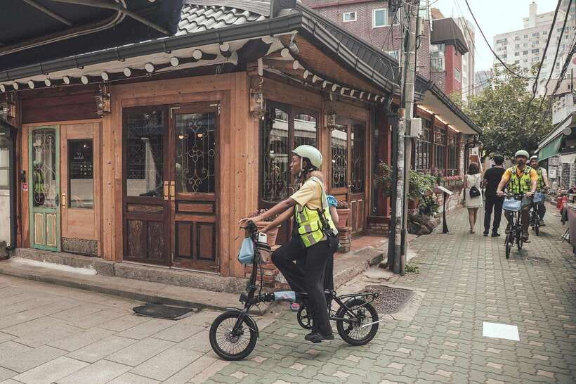 Seoul: Afternoon Ebike tour and "Happy Hour" food and drinks - Changdeokgung’s main gate