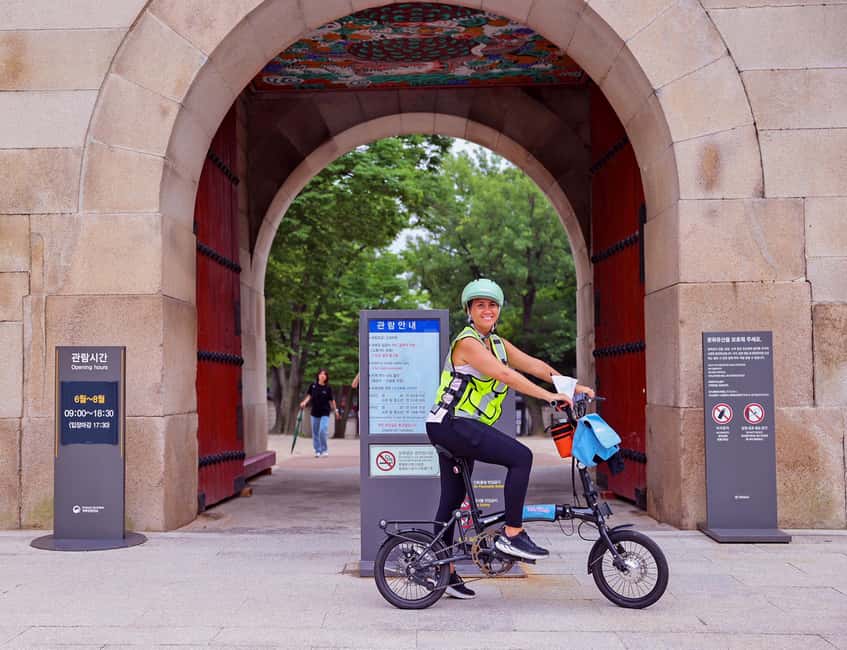 Seoul: City Highlights eBike Tour - The Blue House and Bukchon’s steep lanes