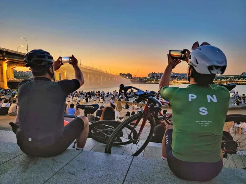 Seoul: Han River Sunset Bike Tour with Rainbow Fountain Show - Mina’s role makes a practical difference