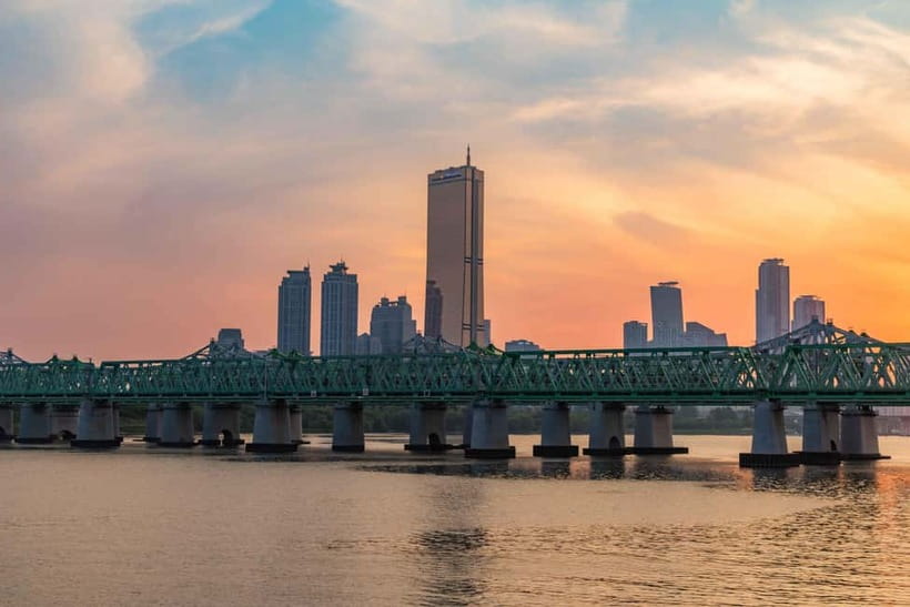 Seoul: Han River Sunset Bike Tour with Rainbow Fountain Show - Yeouido Hangang Park: an easy start by the river