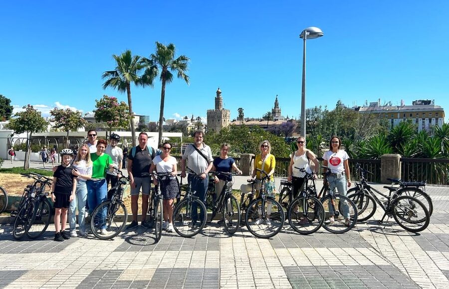 Sevilla: 100% Nederlandstalige Highlights Tour op E-BIKE - Crossing toward Triana and the river
