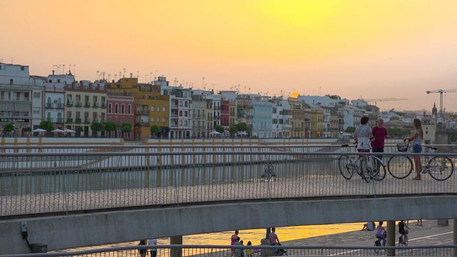 Seville: Guided Sunset Bike Tour - The Cathedral and Alcázar from the outside