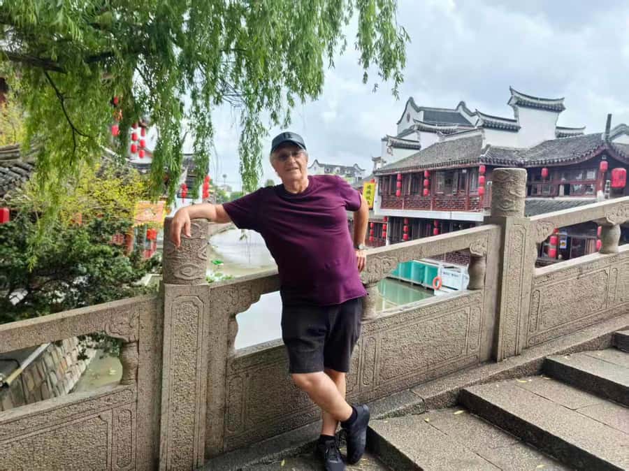 Shanghai Must-See and Foodie Test Bike Tour( Day & Night) - Crossing the garden bridge to The Bund