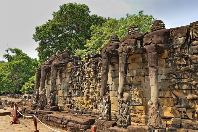 Siem Reap: Angkor Wat Sunrise Bike Tour & Jungle Breakfast - Food, water, and the support team