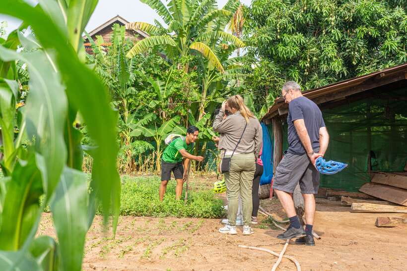 Siem Reap: Countryside Sunset Bike Tour / E-Bike or Tuk Tuk - The farm and rice-wine pause