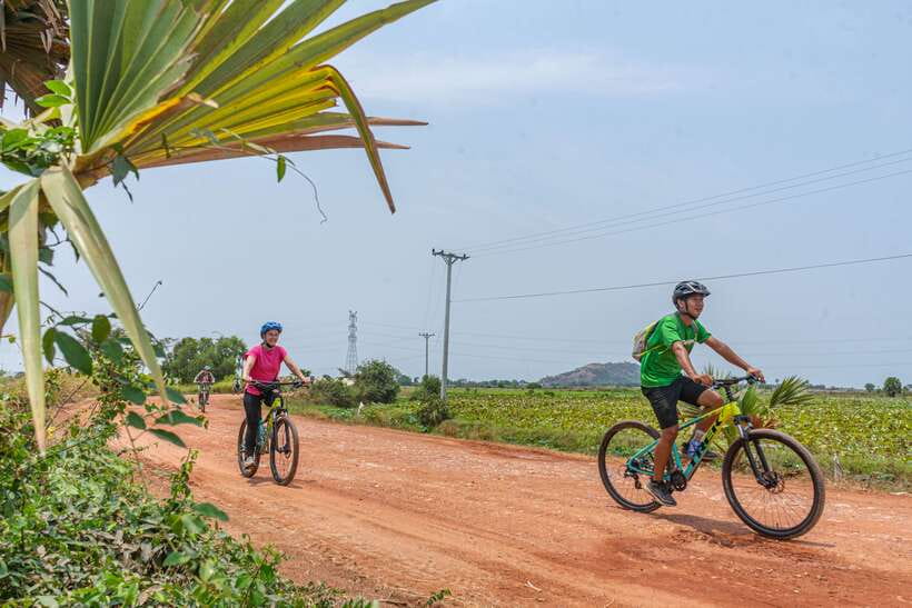 Siem Reap: Countryside Sunset Bike Tour / E-Bike or Tuk Tuk - Who will enjoy this ride most