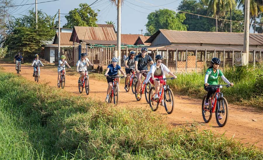 Siem Reap: Guided Countryside Bike Tour - Leaving Siem Reap behind the temple circuit