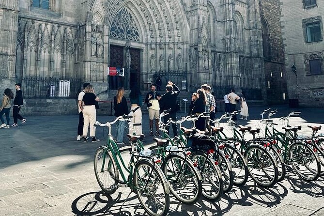 Sightseeing by Bike & Photo Shooting - Arc de Triomf marks the city entrance