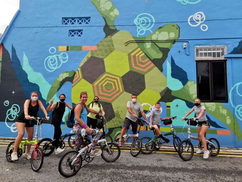 Singapore: Food and Bike Tour: Katong District - Katong’s shophouses and Peranakan character