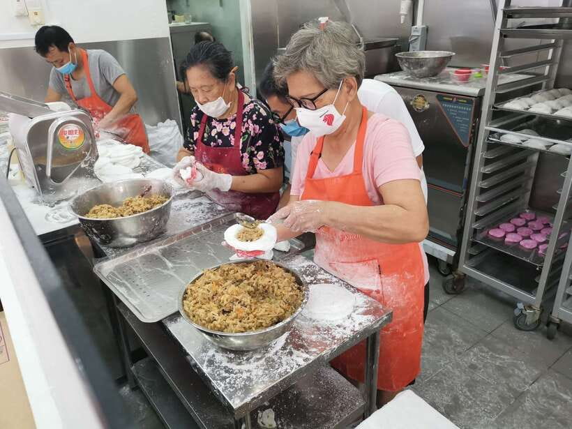 Singapore: Food and Bike Tour: Katong District - East Coast Beach gives the route breathing room