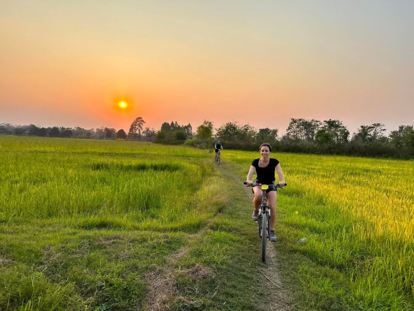 Sukhothai: 2.5-Hours Guided Countryside Sunset Bike Tour - Leaving Sukhothai town by bicycle