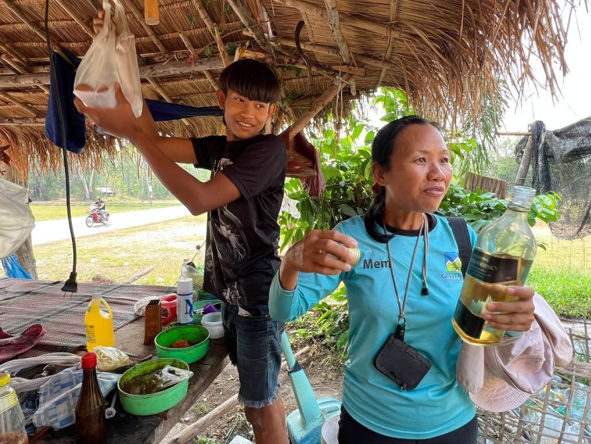 Sukhothai: Full-Day Historical Park Cycling Tour with Lunch - A Look at Village Life and Local Crafts
