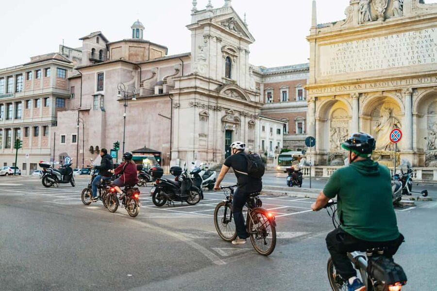 Sunrise in Rome: Small Group E-Bike Tour & Italian breakfast - Piazza Navona in the quiet hours