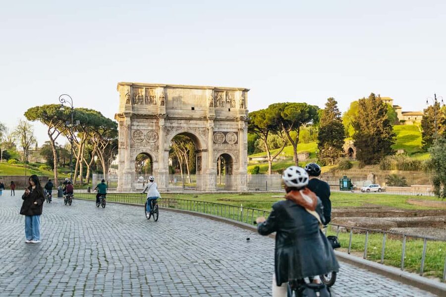 Sunrise in Rome: Small Group E-Bike Tour & Italian breakfast - Trevi Fountain before Rome wakes up
