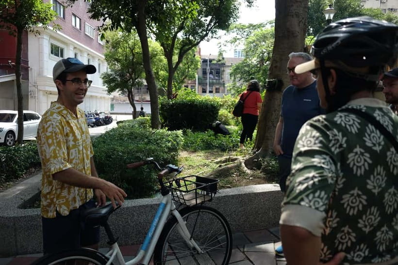 Taipei: 4-Hour Morning City Cycling Tour with Breakfast - Breakfast with danbing, youtiao, and soy milk